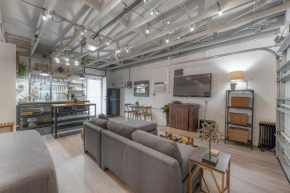Ultimate Man Cave Garage studio minutes to Whatever YOU do